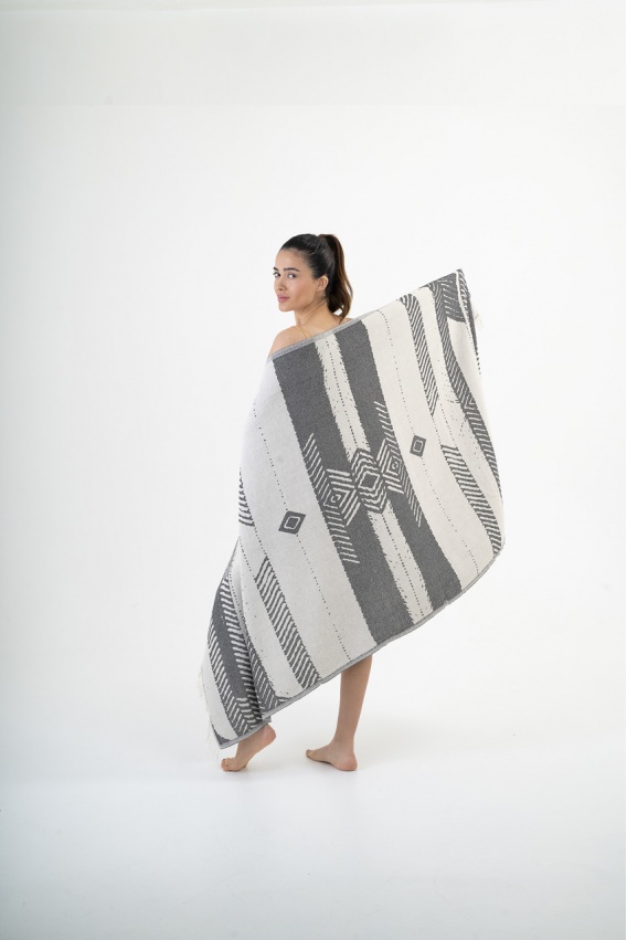 CHAPUTS Laodikia Black Peshtemal