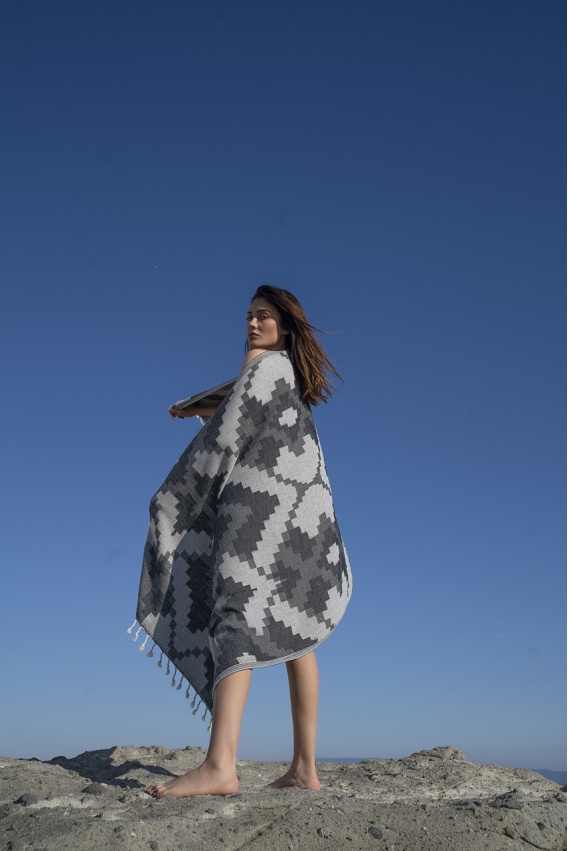 CHAPUTS Minassos Black Peshtemal