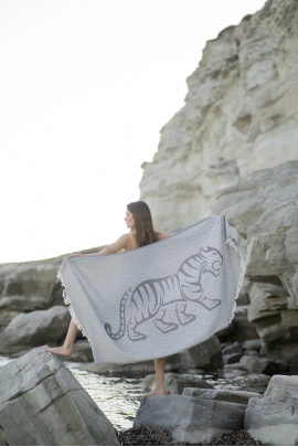 SAUDADE Tiger Black Peshtemal (Sustainable Cotton)