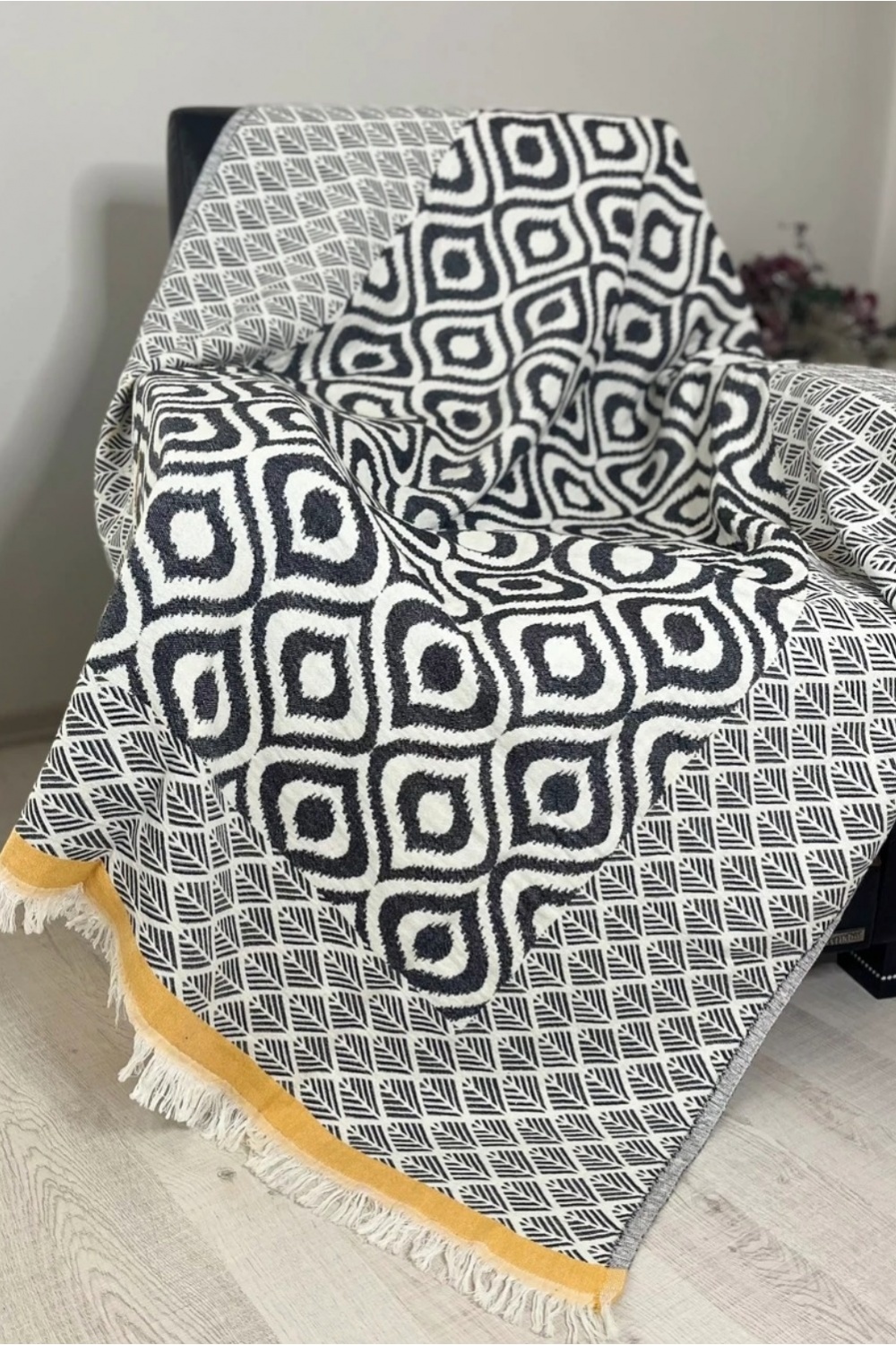 Drop Black & Yellow Throw